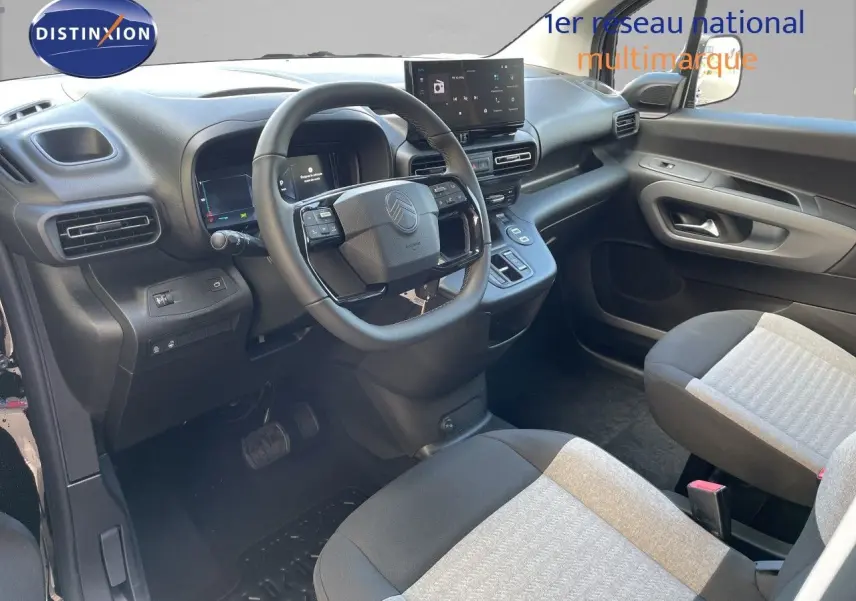 Vue intérieure côté conducteur du Citroën Berlingo 2026 noir Perla Nera, avec tableau de bord et volant multifonction.