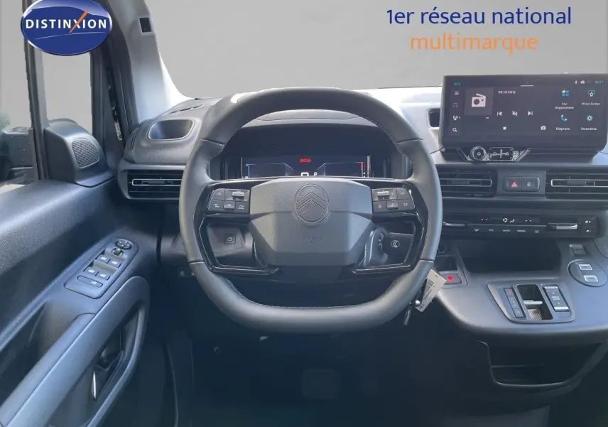 Vue intérieure centrée sur le volant et le tableau de bord du Citroën Berlingo noir Perla Nera, avec écran tactile visible.