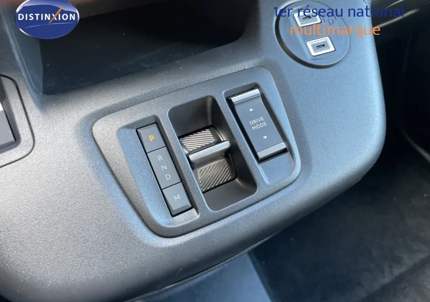 Gros plan sur la console centrale du Citroën Berlingo noir, montrant les commandes de boîte automatique et le sélecteur de mode de conduite.