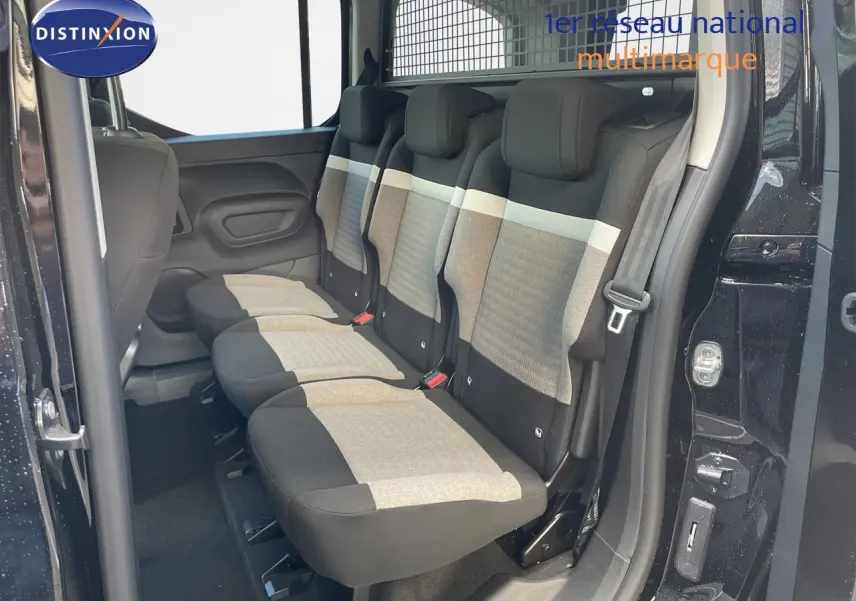Vue intérieure côté droit des sièges arrière en tissu gris et noir du Citroën Berlingo MPV M 1.5 BlueHDi 130ch noir Perla Nera.