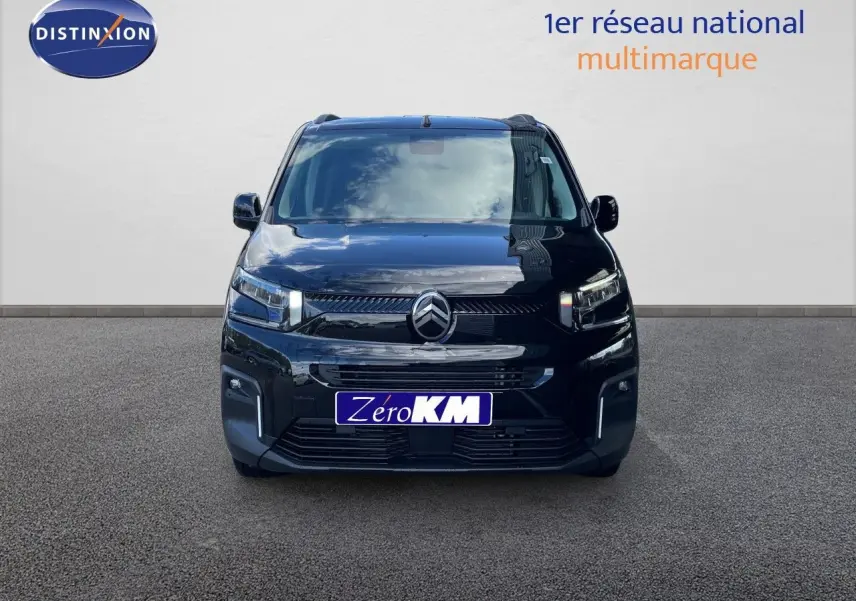 Vue frontale d'un Citroën Berlingo noir Perla Nera Metal, avec calandre et phares LED distinctifs visibles.