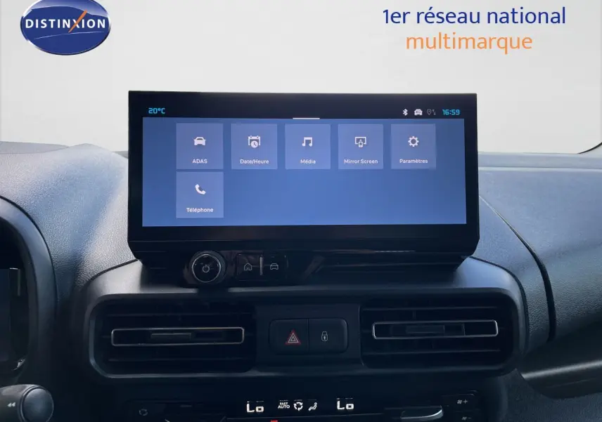 Écran tactile central du tableau de bord du Citroën Berlingo 2026, affichant les options multimédia et réglages.