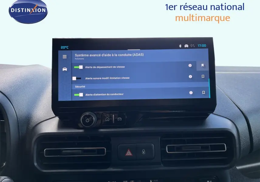 Écran tactile du système d'aide à la conduite dans l'habitacle noir du Citroën Berlingo 2026, vue de face.