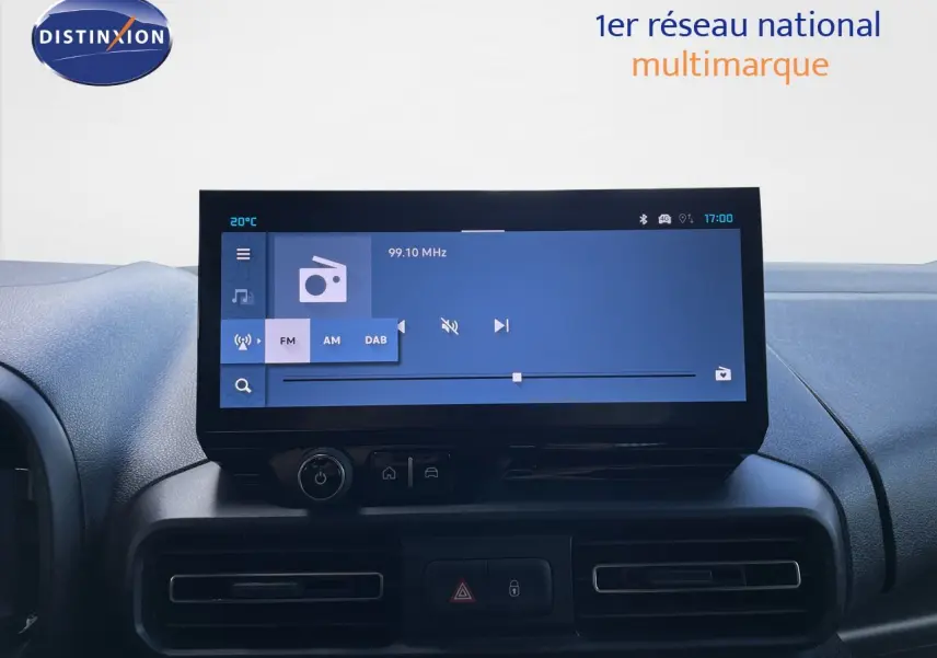 Vue rapprochée de l’écran tactile central du tableau de bord du Citroën Berlingo 2026, affichant la radio FM.