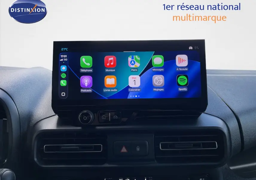 Vue intérieure du tableau de bord du Citroën Berlingo 2026, écran tactile central affichant des applications connectées.