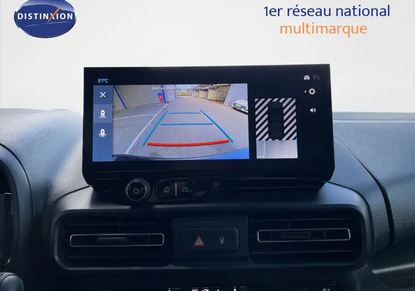Vue intérieure du tableau de bord du Citroën Berlingo 2026 avec écran de caméra de recul affichant l'arrière du véhicule.