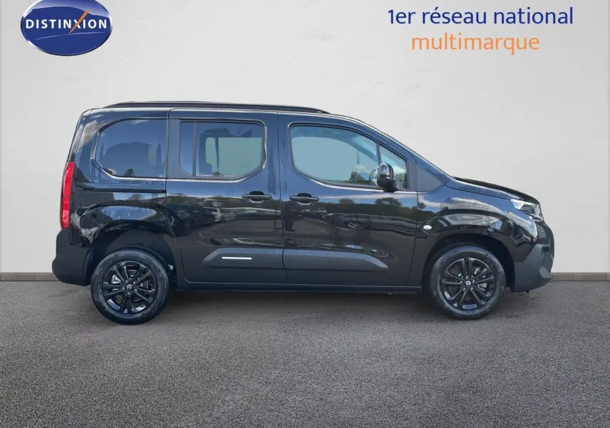 Profil droit d'un Citroën Berlingo noir Perla Nera 2026, version MPV M 1.5 BlueHDi avec jantes noires et vitres teintées.