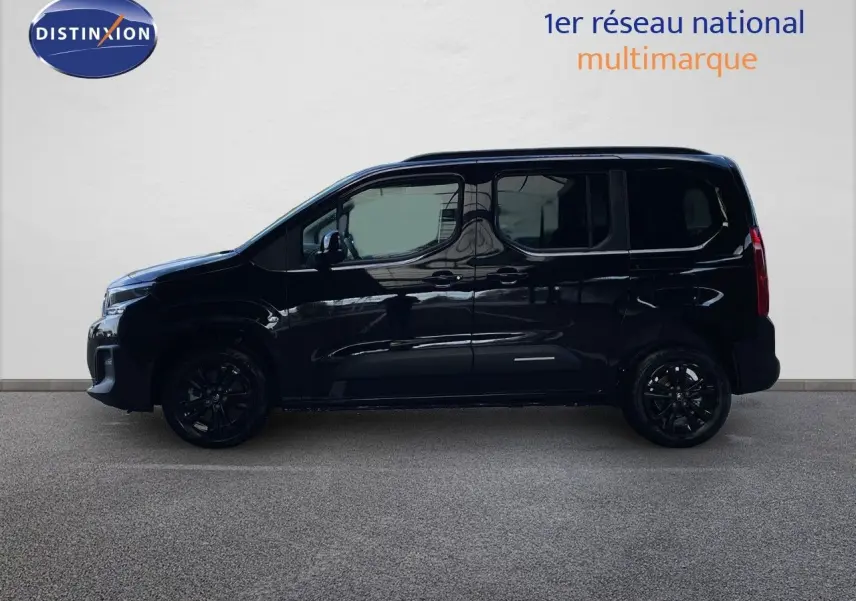 Profil droit d'un Citroën Berlingo noir Perla Nera 2026, version MPV M 1.5 BlueHDi avec jantes noires et vitres teintées.