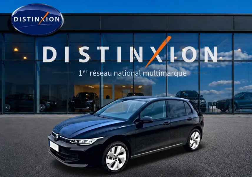 Volkswagen Golf 1.5 etsi evo2 noire vue 3/4 avant, jantes alu 17 pouces, devant une vitrine Distinxion.