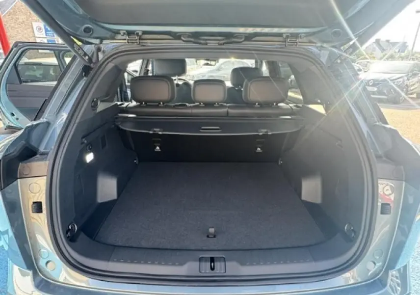 Vue arrière ouverte du coffre spacieux du JAECOO J7 1.5 TGDI en Olive Grey Métal avec intérieur sombre.