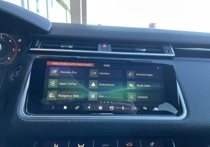 Écran tactile central du Range Rover Velar D240 S R-DYNAMIC 2018 en Corris Grey, affichant les options connectées.