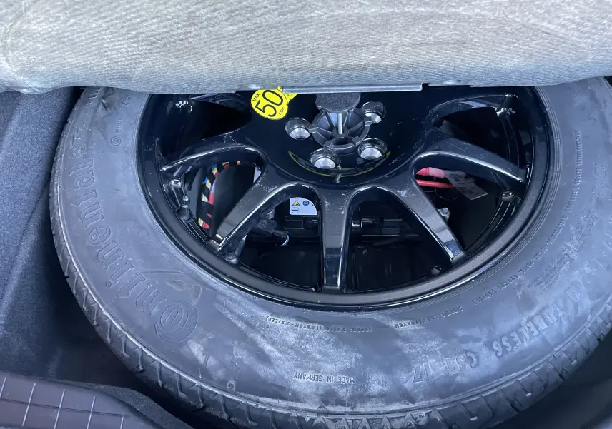 Roue de secours noire Continental dans le coffre du Range Rover Velar D240 S R-Dynamic gris Corris 2018