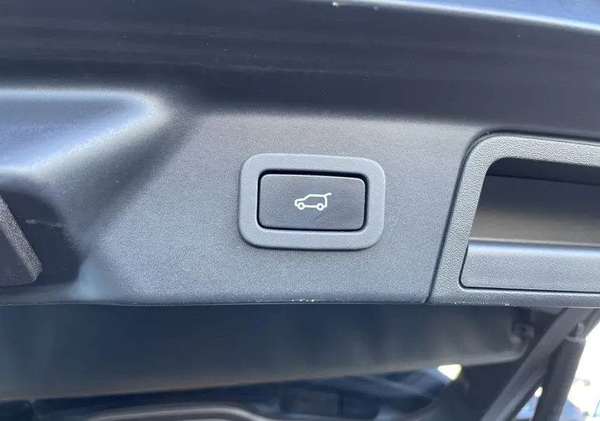 Bouton d'ouverture électrique du hayon intérieur du Range Rover Velar D240 S R-Dynamic gris Corris 2018.