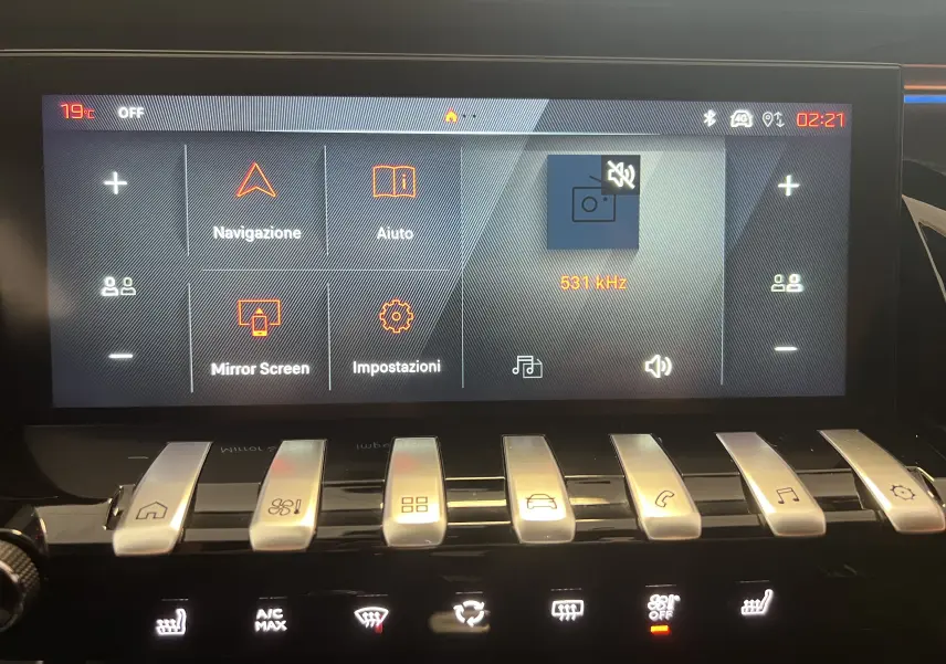 Écran tactile central du Peugeot 508 SW 2024 avec commandes piano chromées et interface en italien, vue de face rapprochée.