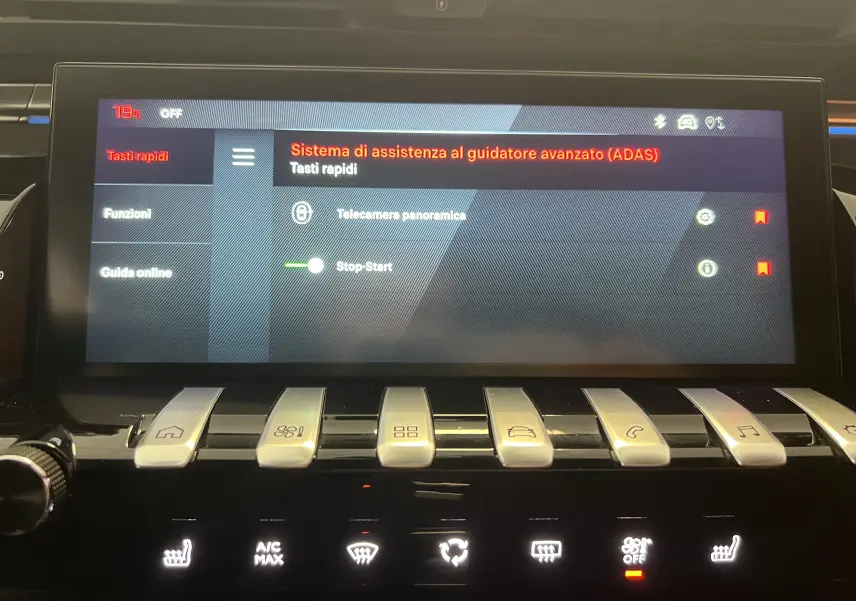 Écran tactile central du Peugeot 508 SW 2024 affichant les options d'assistance à la conduite avec commandes tactiles en dessous.