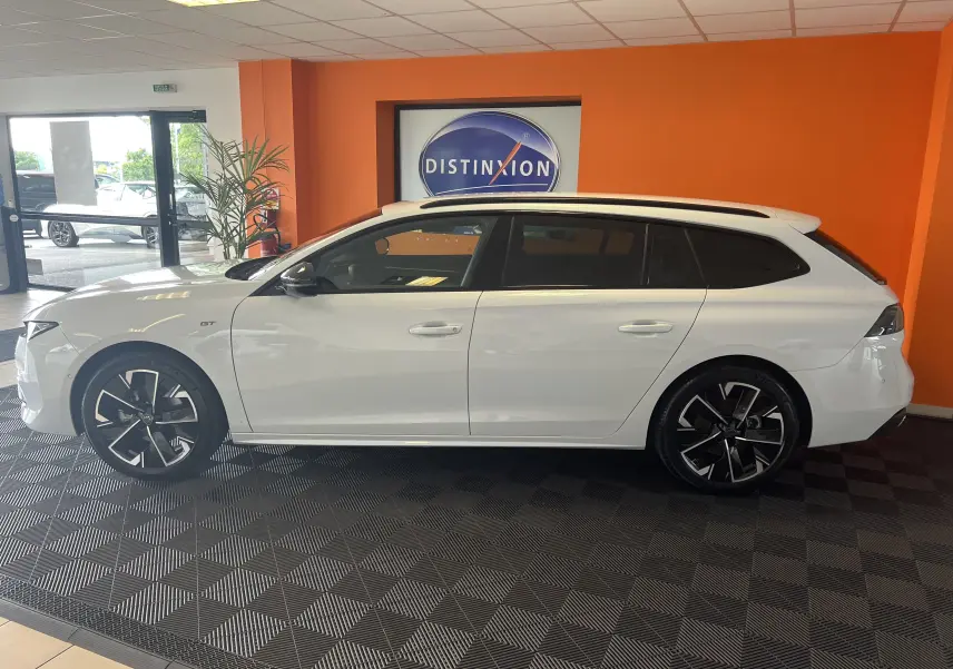 Peugeot 508 SW 1.5 HDI GT blanche vue de profil côté gauche, avec jantes noires et toit ouvrant panoramique.