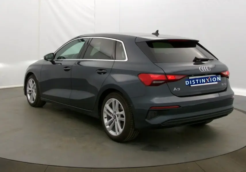 Audi A3 Sportback gris Manhattan vue 3/4 arrière droit, avec feux arrière LED et jantes alliage.