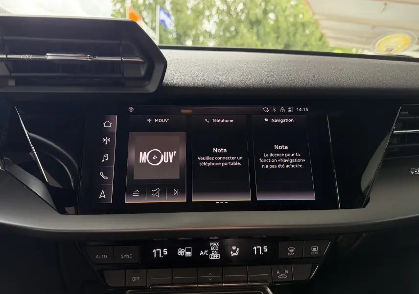 Vue rapprochée de l’écran tactile central de l’Audi A3 Sportback 2021 avec interface multimédia et commandes climatisation.