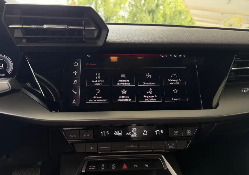 Vue rapprochée de l’écran tactile central et de la console de l’Audi A3 Sportback 2021, affichant les réglages du véhicule.