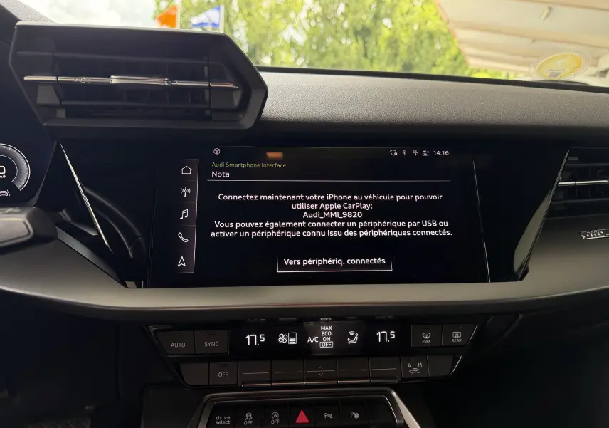 Vue rapprochée de l’écran central et de la console de l’Audi A3 Sportback 35 TDI gris Manhattan, affichant l’interface Apple CarPlay.