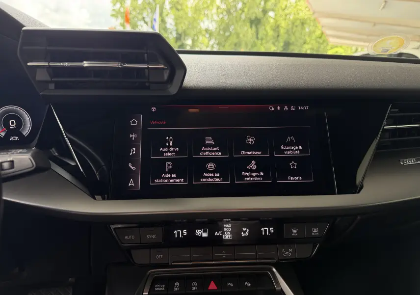 Vue rapprochée de l’écran tactile central et de la console de l’Audi A3 Sportback gris Manhattan, intérieur moderne et épuré.