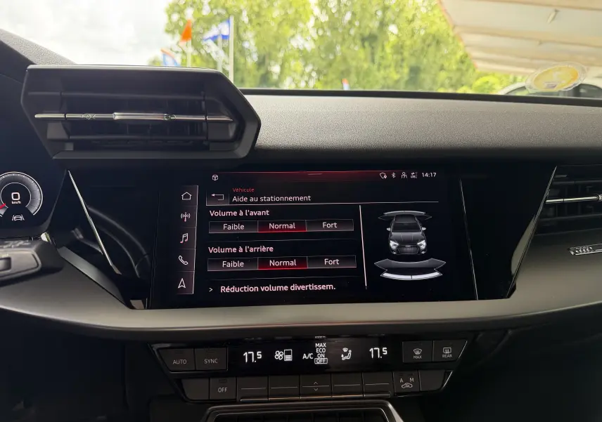 Vue rapprochée de l’écran tactile central et tableau de bord de l’Audi A3 Sportback 2021, intérieur noir moderne.