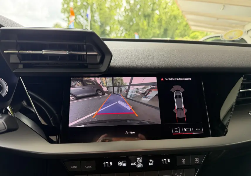 Vue intérieure du tableau de bord de l'Audi A3 Sportback 2021 avec écran de caméra de recul affichant l'arrière du véhicule.