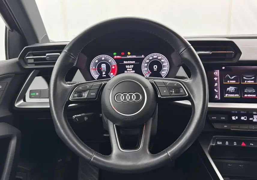 Vue frontale du volant en cuir de l'Audi A3 Sportback 2021 avec tableau de bord numérique et écran tactile central.