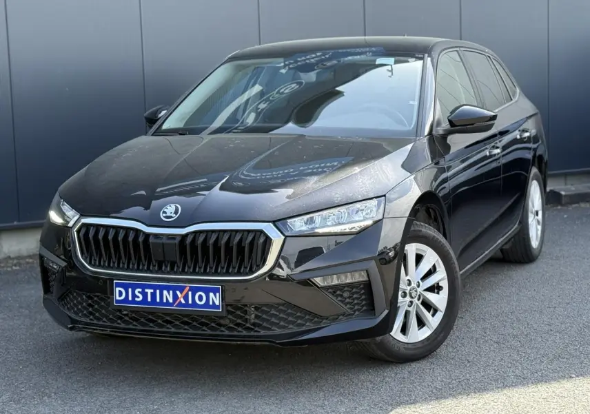 Vue 3/4 avant droite d'une Skoda Scala noire Magic Perle avec calandre chromée et jantes alliage 16 pouces.