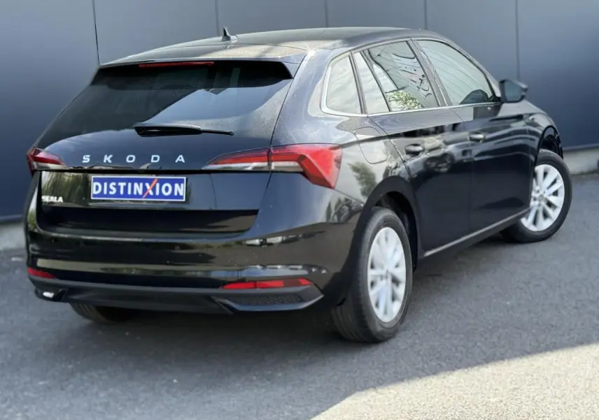 Vue 3/4 arrière droite d'une Skoda Scala noire Magic Perle avec jantes alliage 16 pouces et vitres surteintées.