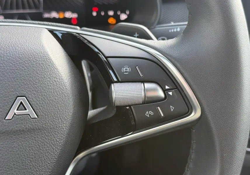 Gros plan sur les commandes à droite du volant cuir noir d’une Skoda Scala TSI 116 DSG7 2025.