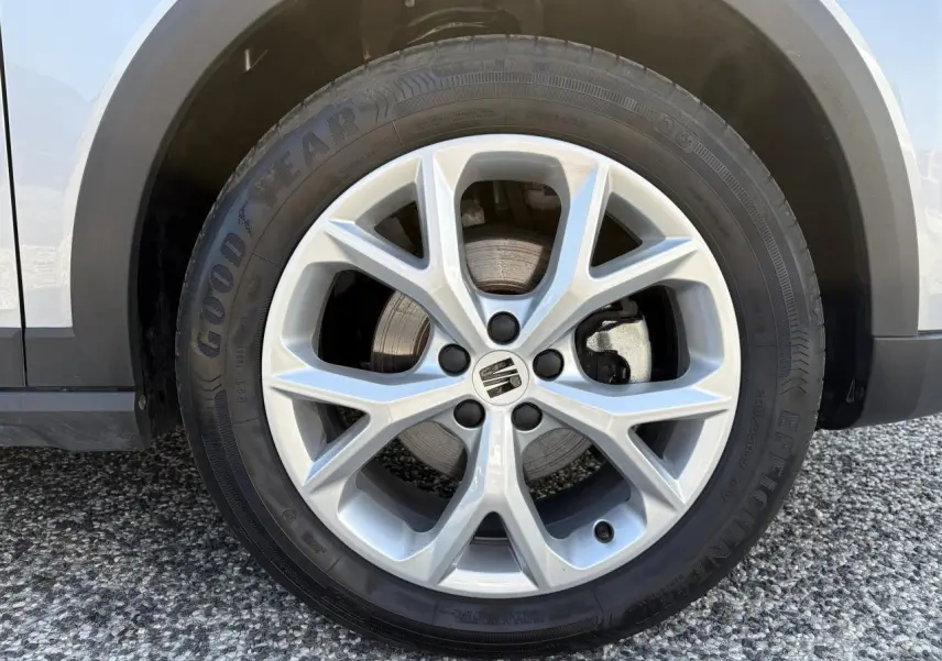 Gros plan sur la jante alliage 16 pouces argentée d’un SEAT Arona 2024 couleur Gris, avec pneu Goodyear.