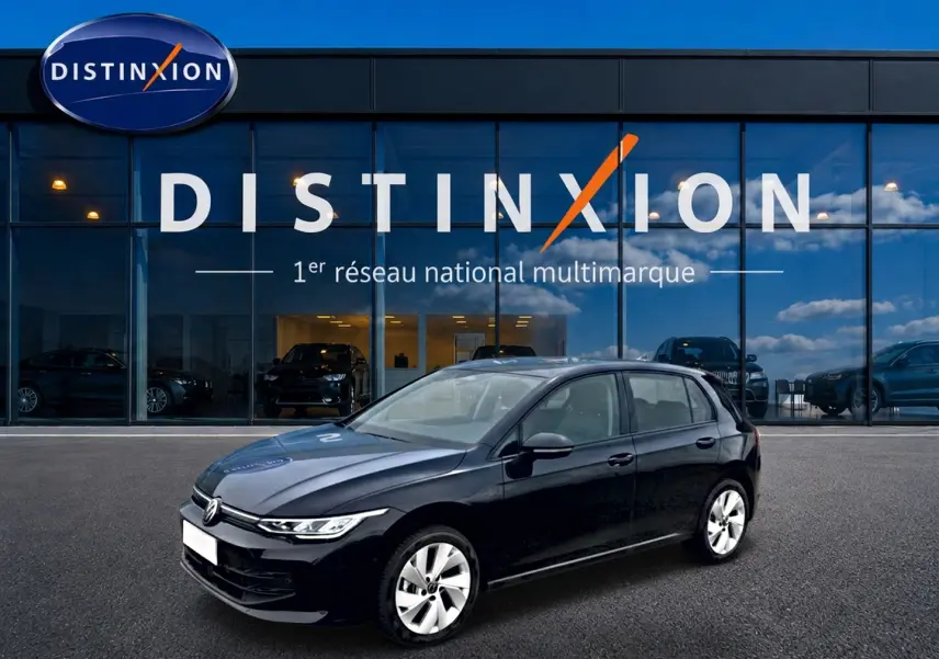 Volkswagen Golf 1.5 ETSI evo2 noir vue 3/4 avant droit devant showroom Distinxion.