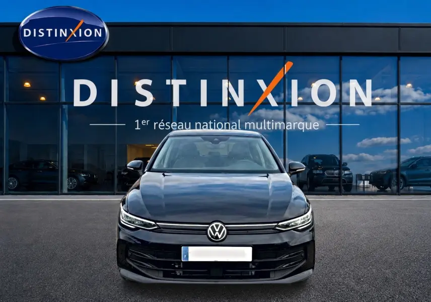 Volkswagen Golf 1.5 etsi evo2 116 life noir vue de face devant une vitrine avec logo Distinxion.