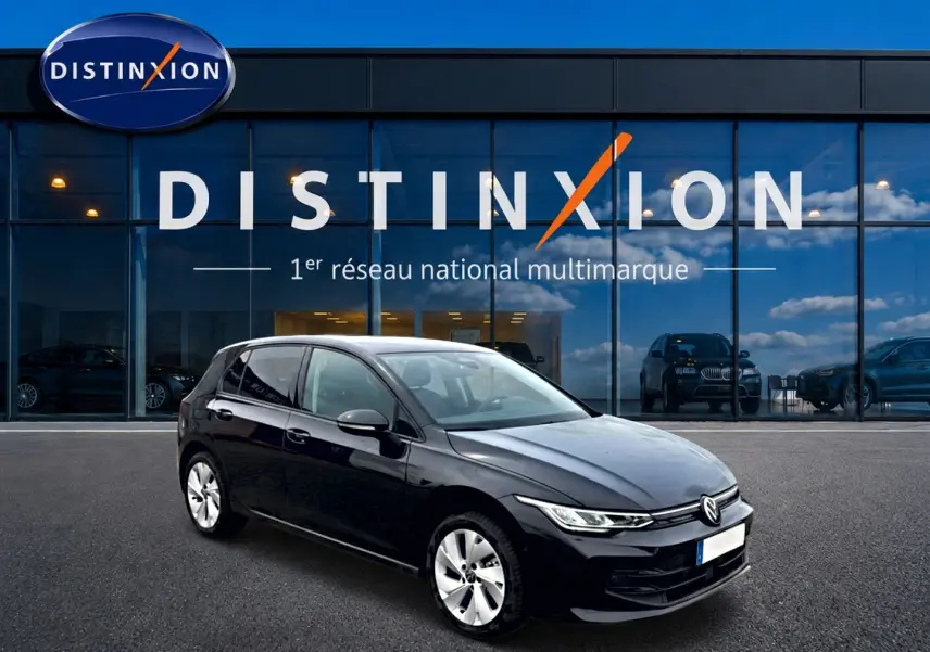 Volkswagen Golf 1.5 ETSI Evo2 noire vue 3/4 avant droit devant showroom Distinxion.