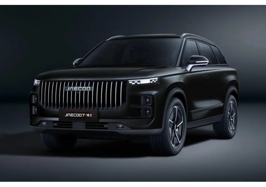 JAECOO J7 noir Crystal en 3/4 avant droit, avec calandre verticale distinctive et jantes alu modernes.
