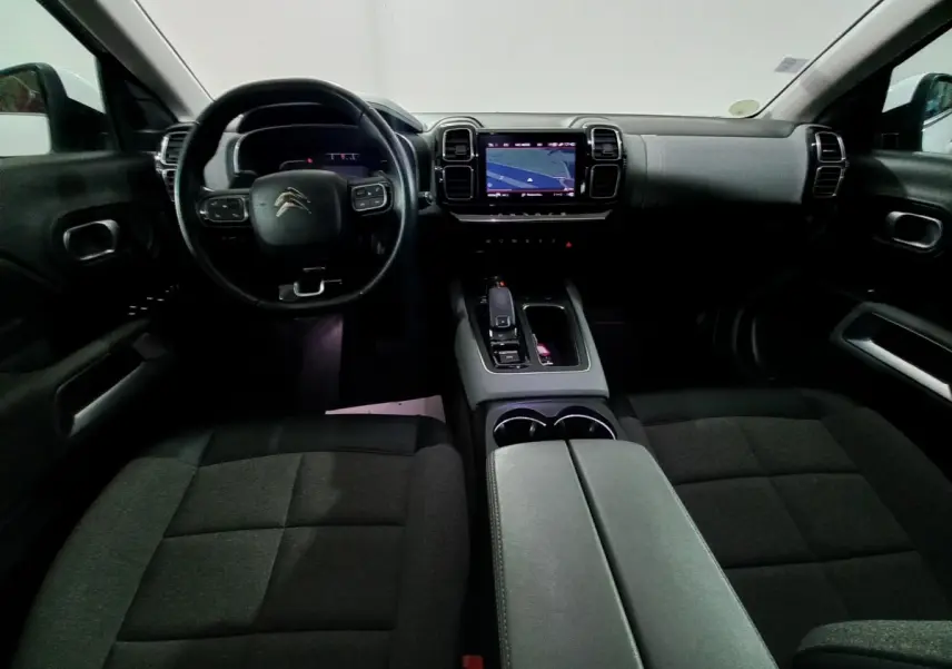 Intérieur avant du Citroën C5 Aircross 2020, vue centrée sur le tableau de bord avec écran tactile et volant multifonctions noir.