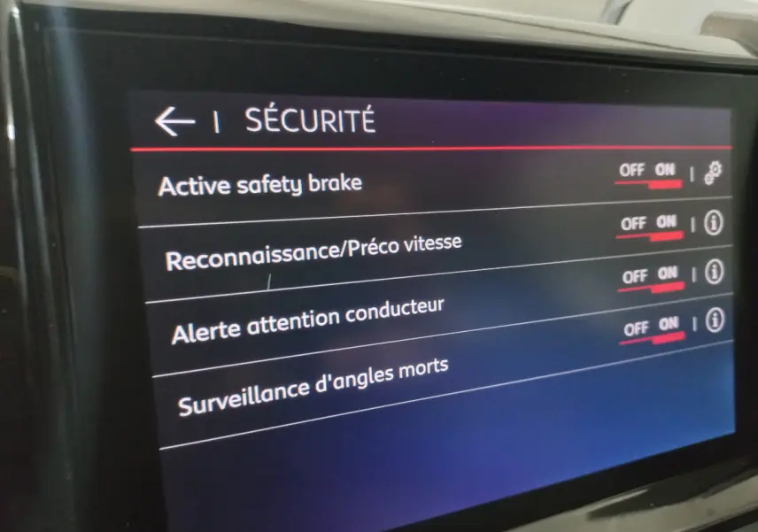 Écran tactile intérieur du Citroën C5 Aircross blanc de 2020 affichant les réglages de sécurité activés.