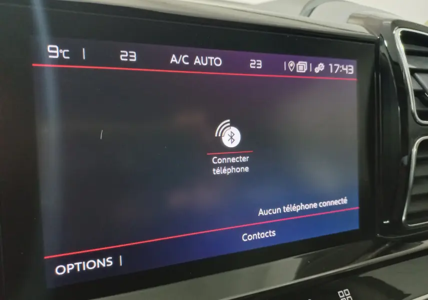 Écran tactile central affichant la connexion Bluetooth dans l'habitacle du Citroën C5 Aircross blanc, vue de près.