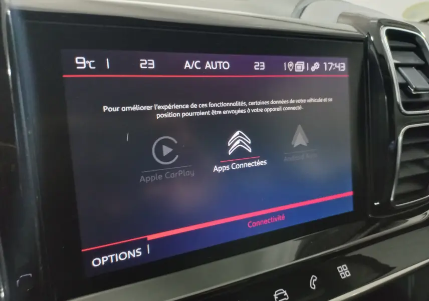 Écran tactile central affichant les options de connectivité dans l'habitacle du Citroën C5 Aircross blanc.