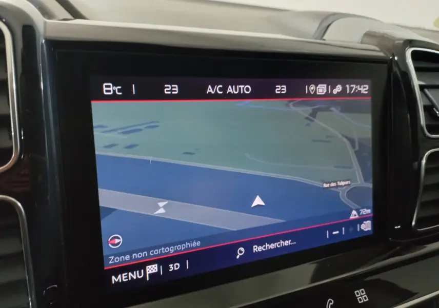 Écran tactile central du tableau de bord du Citroën C5 Aircross blanc, affichant la navigation GPS en mode 3D.