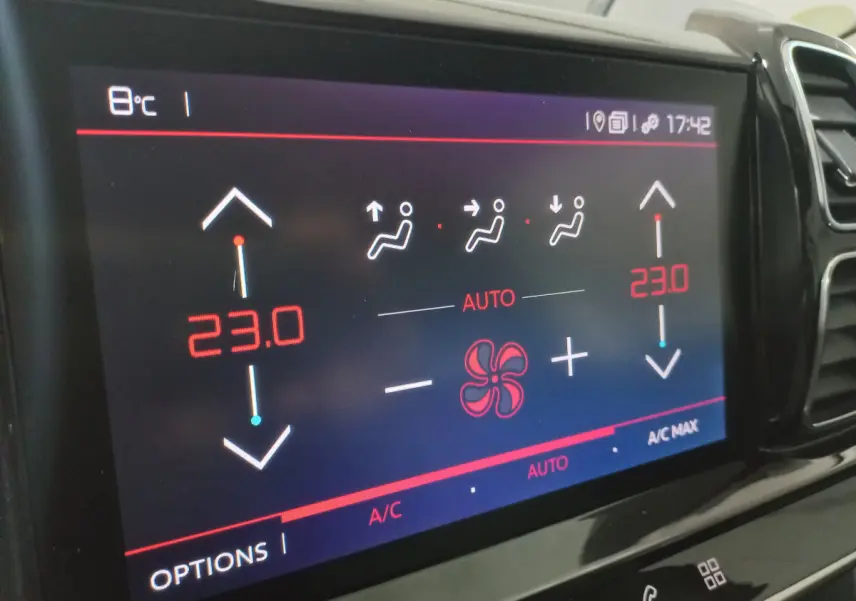 Écran tactile de la climatisation bi-zone du Citroën C5 Aircross 2020, affichant 23°C côté gauche et droit.