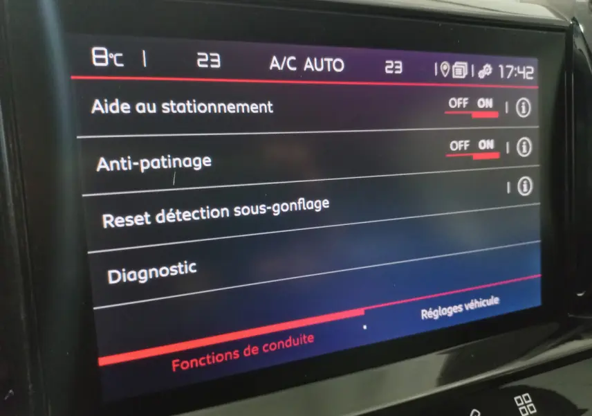 Écran tactile intérieur du Citroën C5 Aircross 2020 affichant les réglages d'aide au stationnement et anti-patinage.
