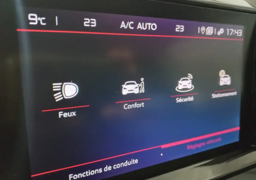 Écran tactile central du tableau de bord du Citroën C5 Aircross 2020 affichant les réglages de conduite.