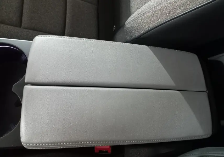 Vue rapprochée de l'accoudoir central gris dans l'habitacle du Citroën C5 Aircross 2020.