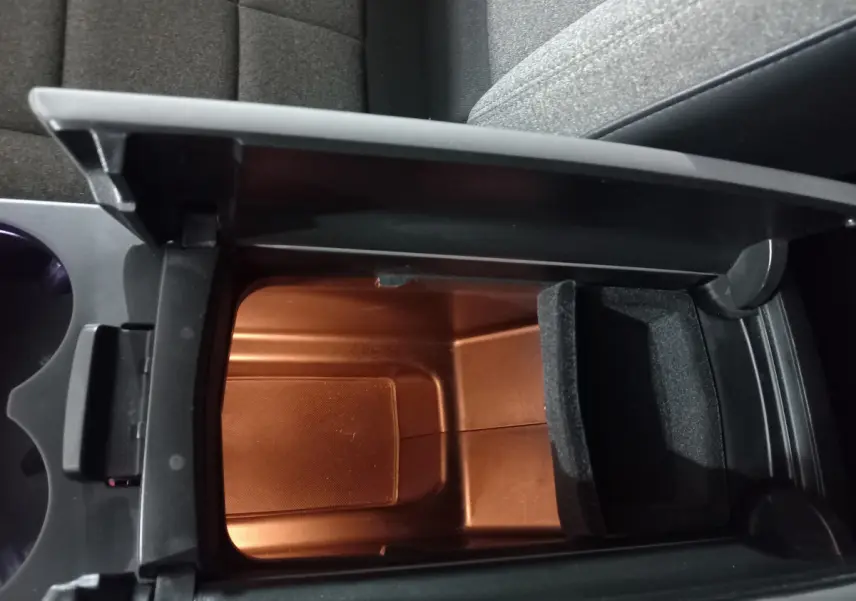 Vue plongeante sur la console centrale ouverte du Citroën C5 Aircross blanc, montrant le rangement réfrigéré intérieur.