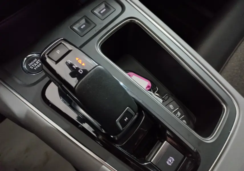 Gros plan sur la console centrale du Citroën C5 Aircross 2020, boîte auto noire avec bouton start/stop et commandes de modes de conduite.