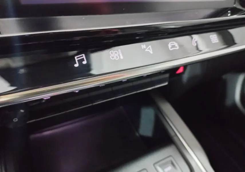 Gros plan sur la console centrale tactile du Citroën C5 Aircross blanc, avec commandes multimédia et climatisation visibles.