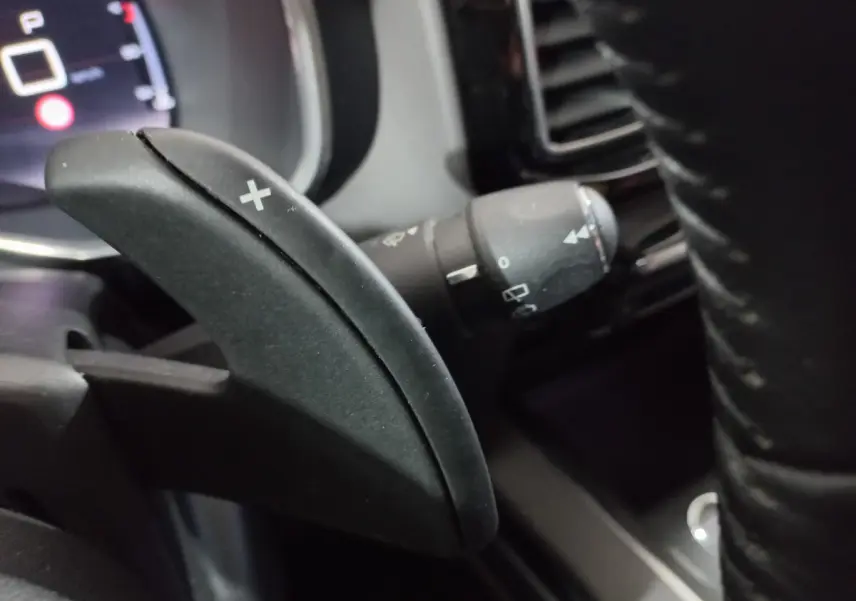 Gros plan sur la palette de changement de vitesse droite noire du volant du Citroën C5 Aircross blanc, version Feel 2020.