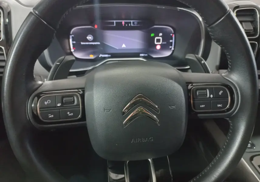 Gros plan sur le volant cuir noir du Citroën C5 Aircross 2020 avec commandes intégrées et tableau de bord numérique.